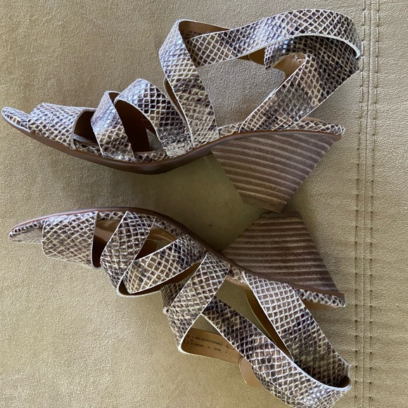 Clarks Ranae Estelle Snakeskin print with stack heel & open toe size 7 - Picture 15 of 16